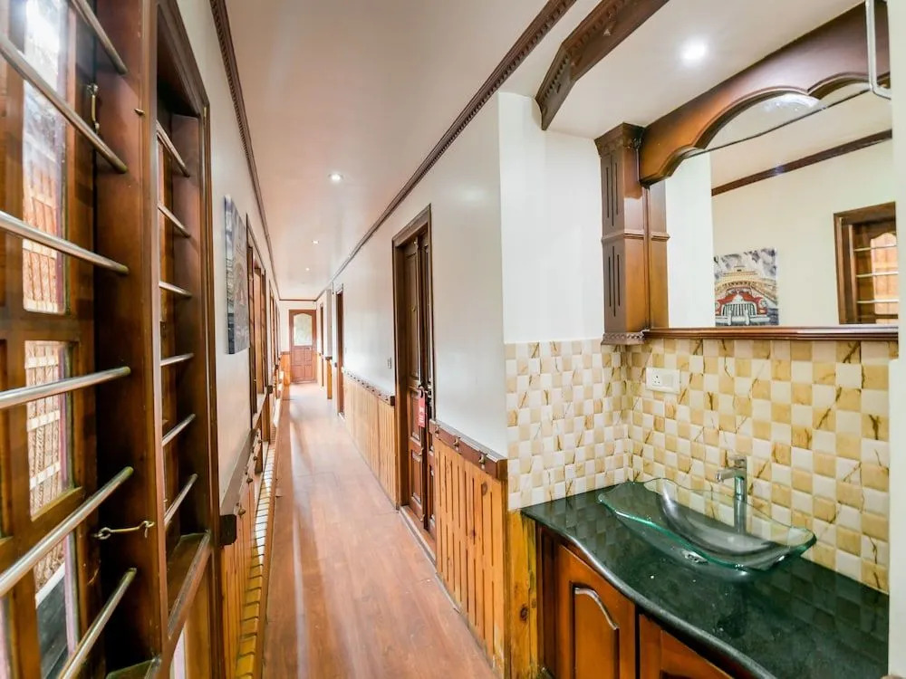 OYO 13589 HouseBoat My Trip Deluxe 4 BHK Private