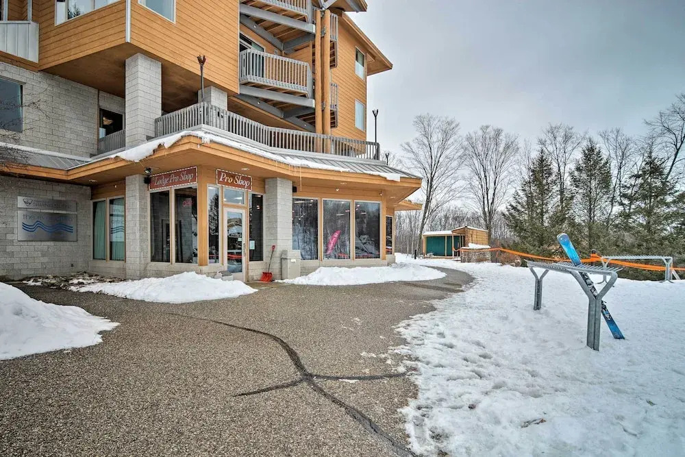 2 Mi to Schuss Mtn! Northern Retreat w/ Game Room