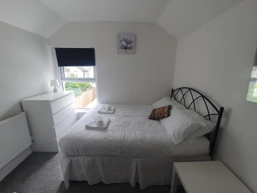 LARGE HOUSE, sleeps 16! Private garden, Free parking!