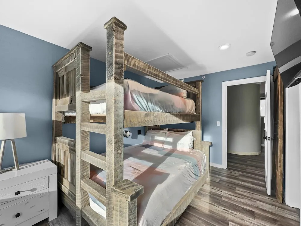 Newly Renovated, Slope-Side Walk-In Walk-Out, Top Floor, Views of Ten Mile Range - ER4 by Redawning
