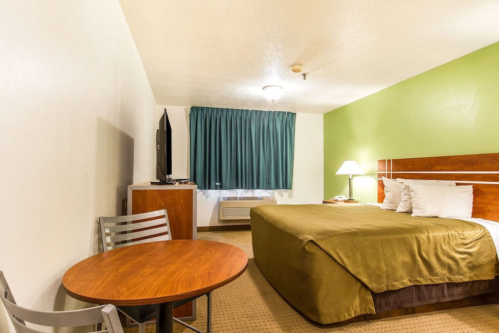 Econo Lodge Inn & Suites Pekin - Peoria Area