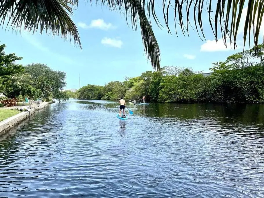 RIVER to BEACH 3 R 2 B Family and Pet Heated pool Airport Downtown Beach K2