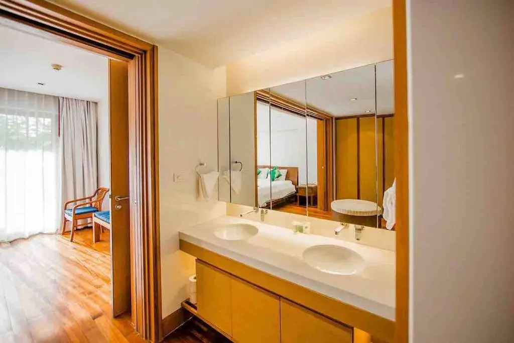 "beachfront 3br Luxe, Jacuzzi Pool On Naithon Beach"