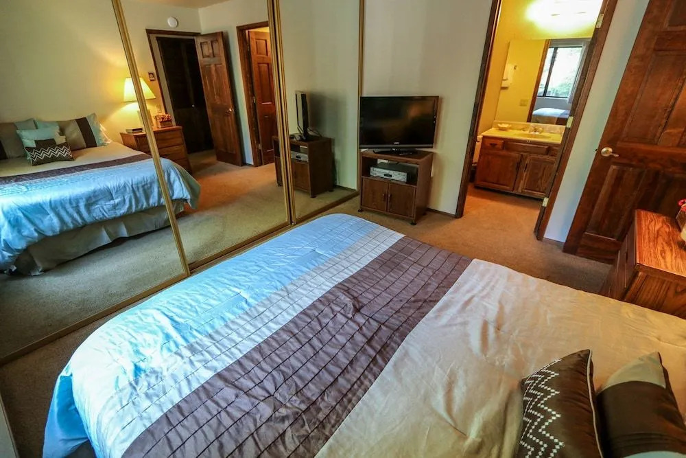 Snowflower 68 Spacious End Unit With Great Complex Amenities, Quiet Location by RedAwning
