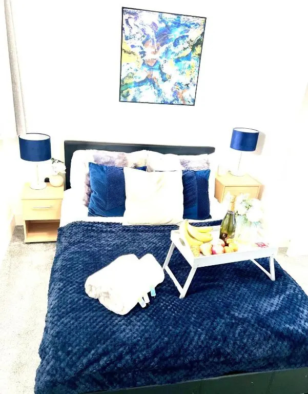 Luxurious MK City apartment- walk to train station