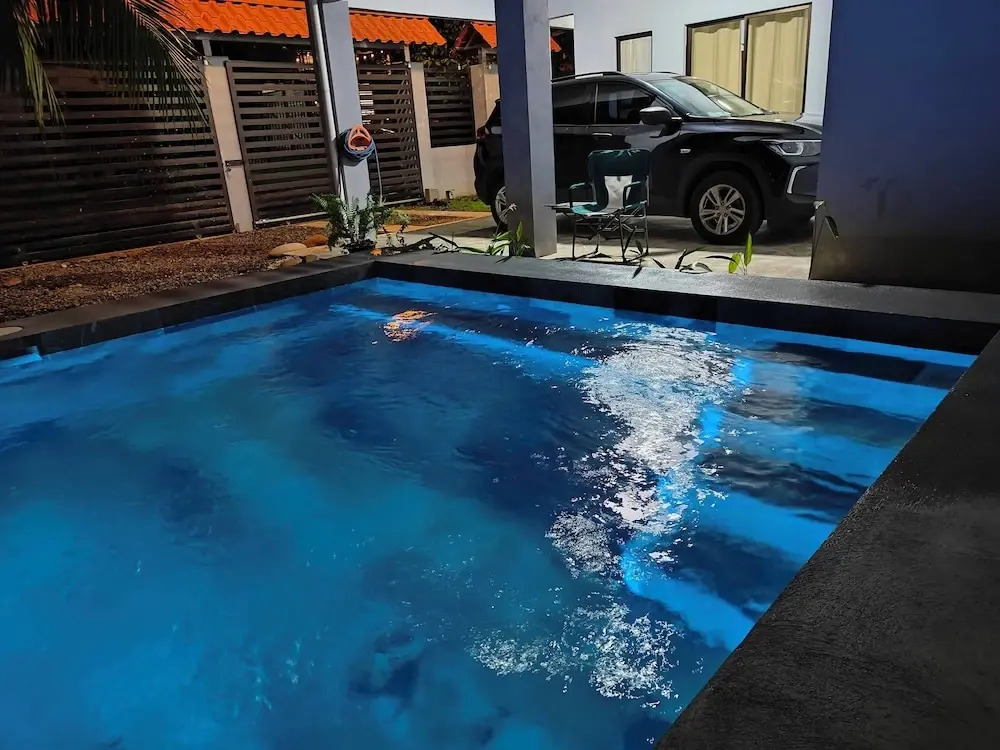 AJ Suites - Modern Beach Apartments with Pool and Full Kitchen
