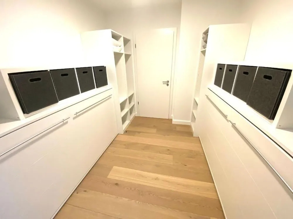 2 Bedrooms Flat in Center with Parking
