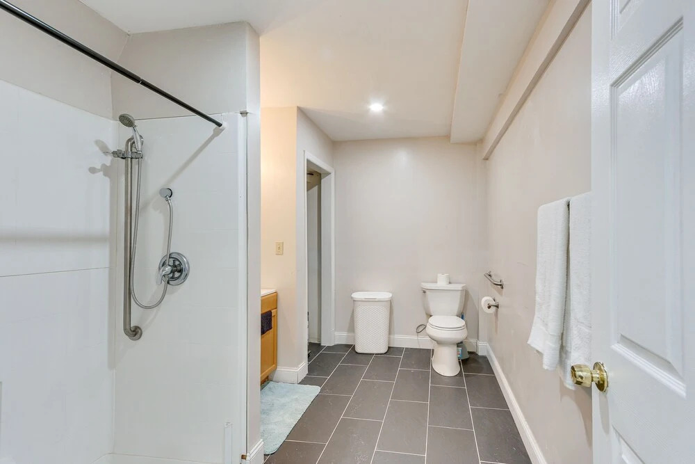 Modern Newark Vacation Rental ~ 3 Mi to Airport!