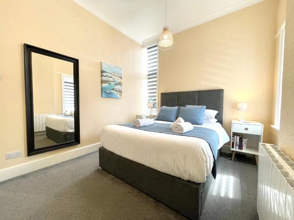 Modern Family Apartment FREE Parking and Gym by Beach