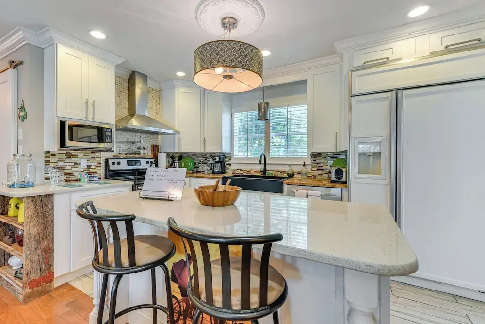 7 Mi to Downtown Tampa: Home w/ Fire Pit & Grill!