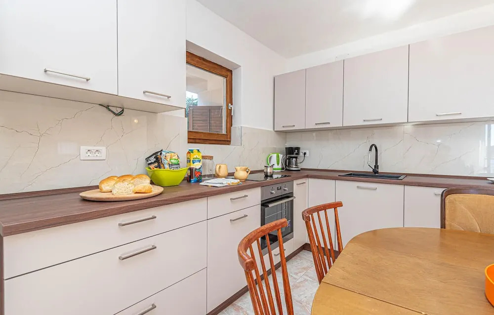 Nice Apartment in Brodarica With 3 Bedrooms and Wifi