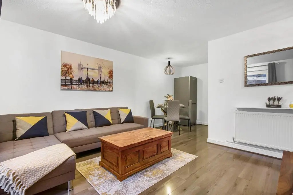 Inviting 2-bed House in Milton Keynes - Netflix