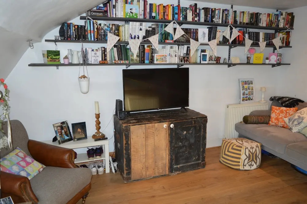 Top Floor Central 2 Bedroom Apartment
