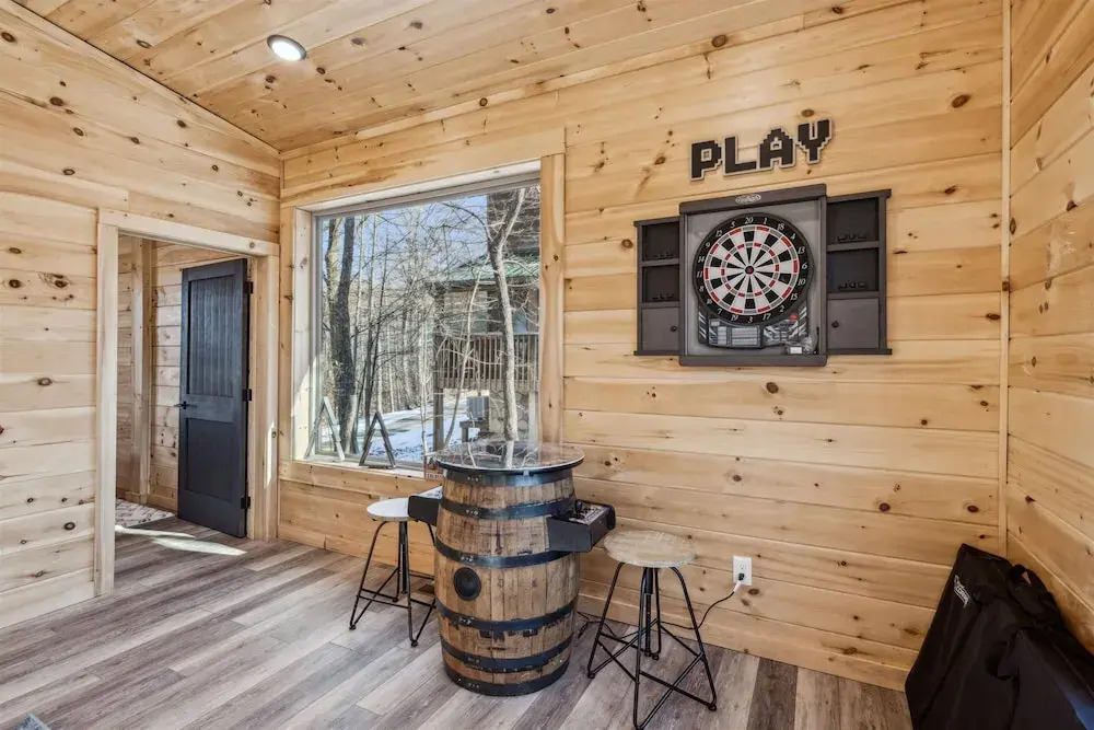 Brand New Cabin w Fire Pit Hot Tub Gameroom