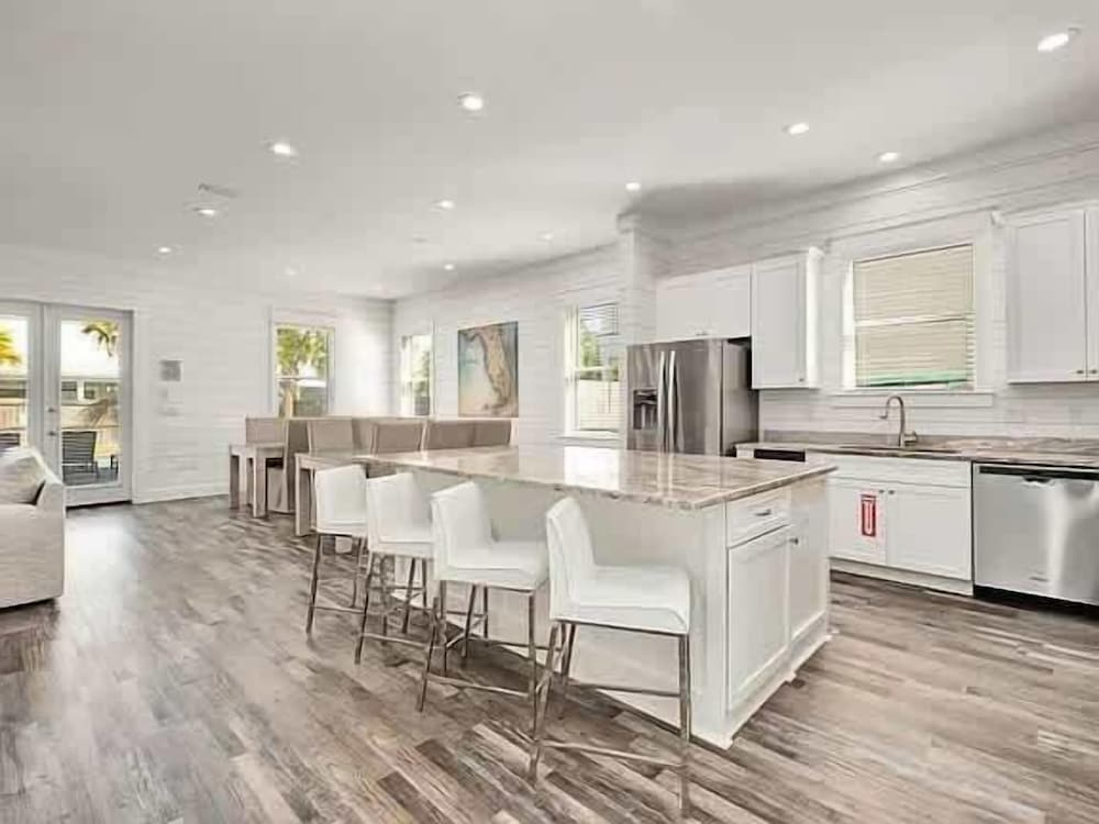 Costal Style 3-story W 7BR and Near the Beach