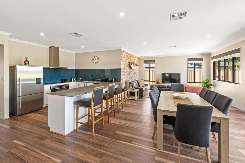 The Links - fairway views, walk to town, air-con