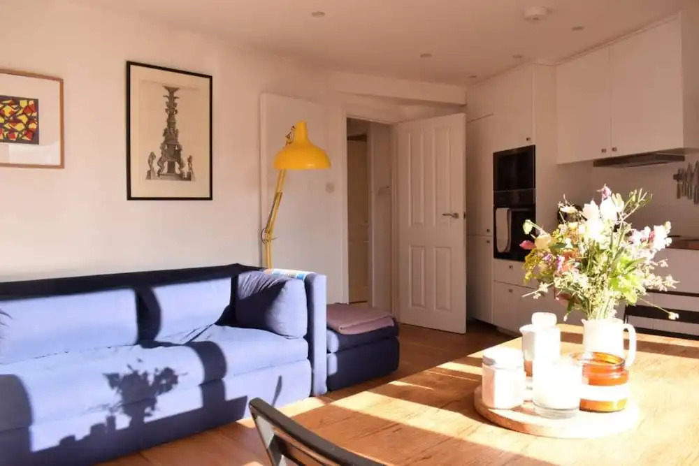 2 Bedroom Flat With Private Garden East London