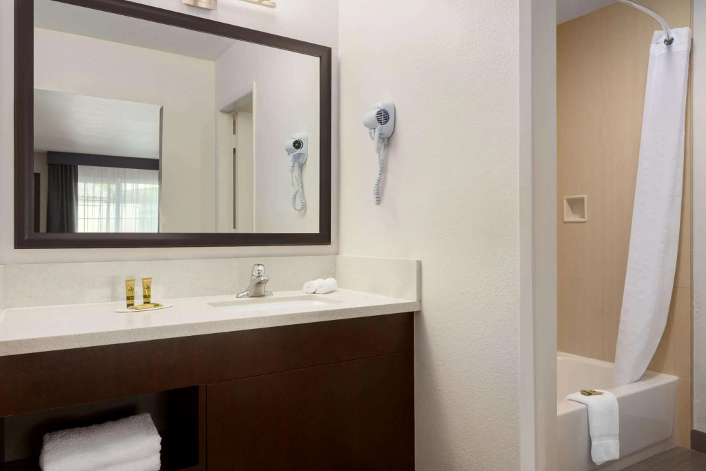 Days Inn & Suites by Wyndham Anaheim At Disneyland Park