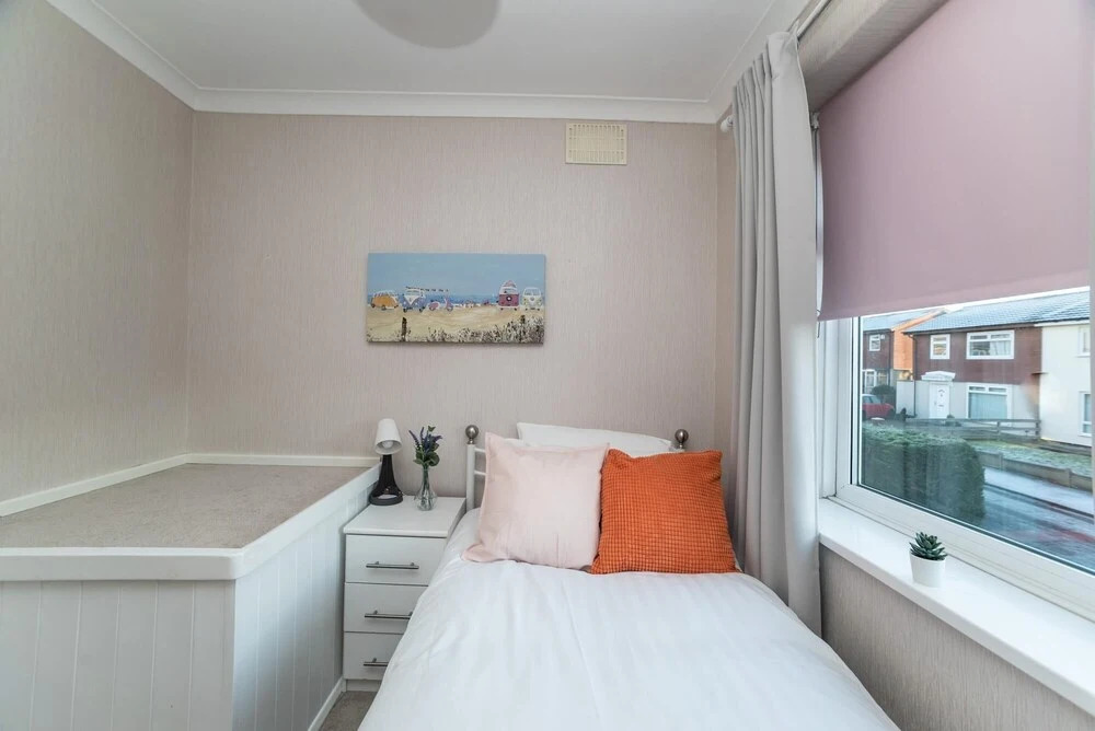 Gorgeous Modern 4 Bedroom House - Free Parking and Netflix by WHA for Contractors Relocation