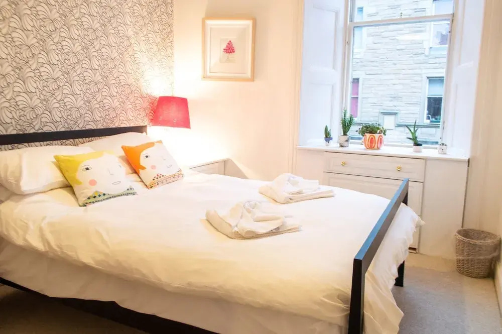 Spacious 2 Bedrooms Apartment by Royal Mile