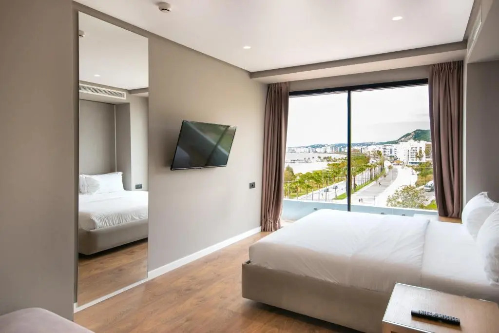 Yacht Hotel