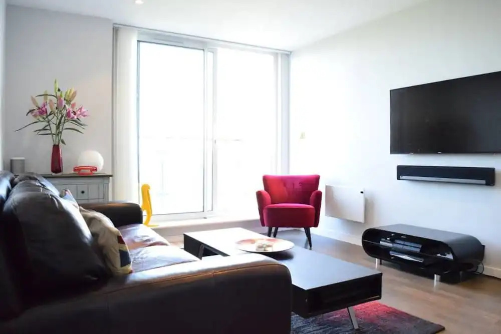 East London 2 Bed Flat With Balcony