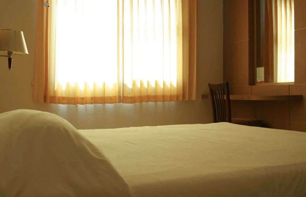 LJ the Emerald Hotel