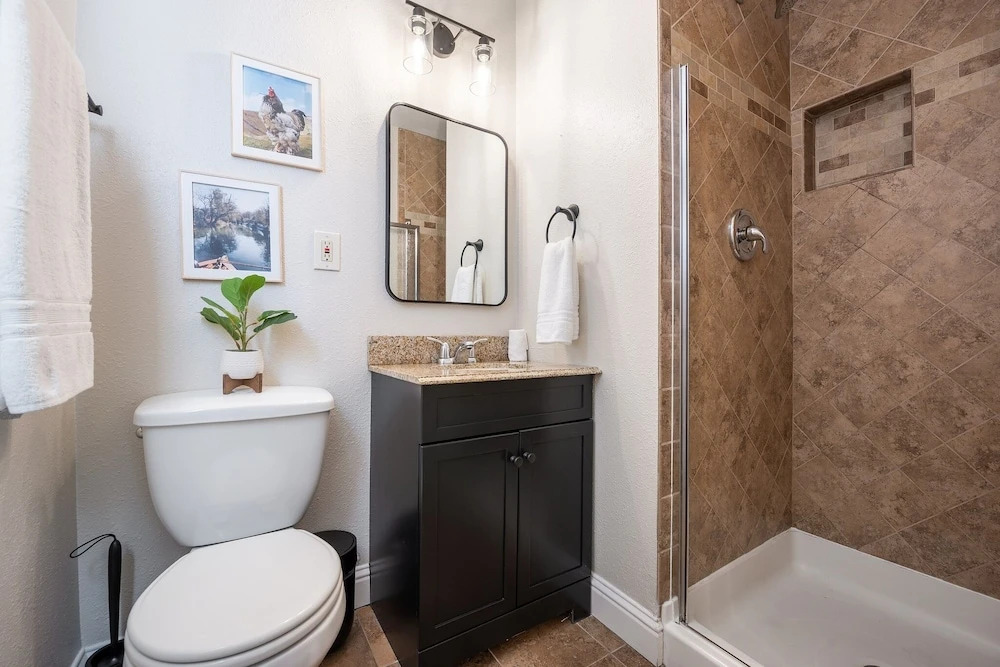 W/ Hot Tub & Detached Office, Modern 3br In Napa! 3 Bedroom Home by RedAwning
