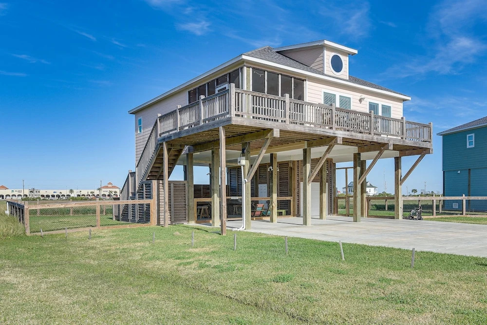 Crystal Beach Home w/ Covered Patio: Pets Welcome!
