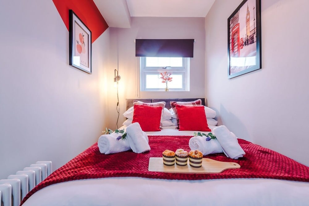 NEW Stylish Home Amazing Location Sleeps 6