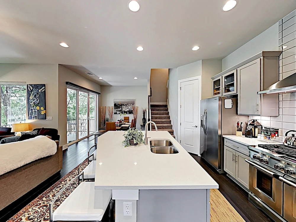 New Listing! Spacious & Lavish Getaway - Downtown! 3 Bedroom Home