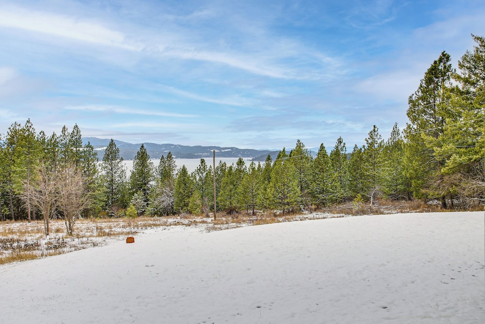 2 Mi to Lake Coeur Dalene! Serene Retreat, Patio