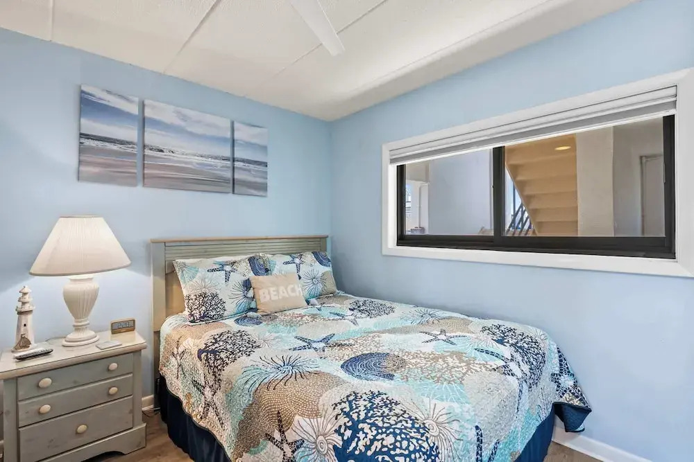 Mariner 1 3M Oceanfront 2BR Condo, Balcony Views & Modern Comfort