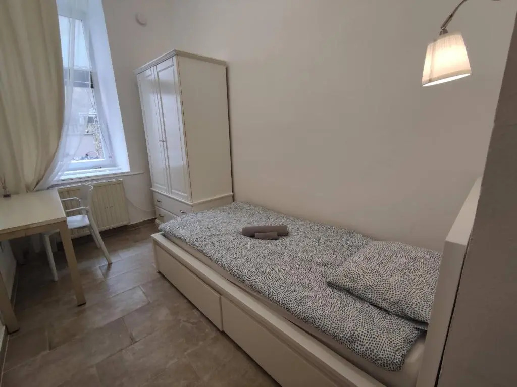 Room with privat shower in 3 rooms apartment