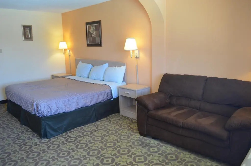 Summit Inn Hotel & Suites