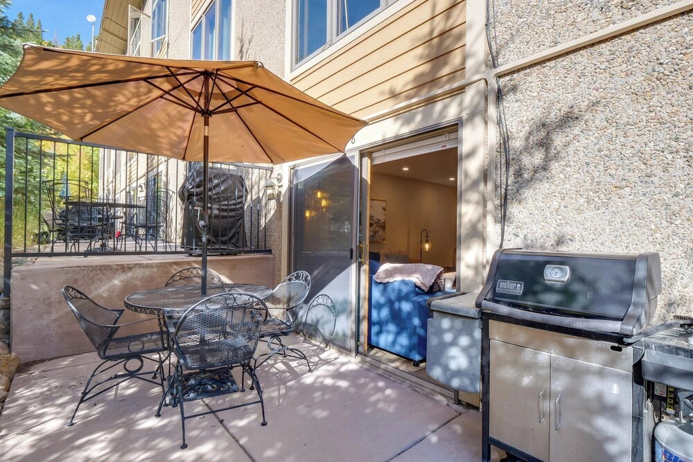 Half-mi to Main Street Breck: All-season Escape