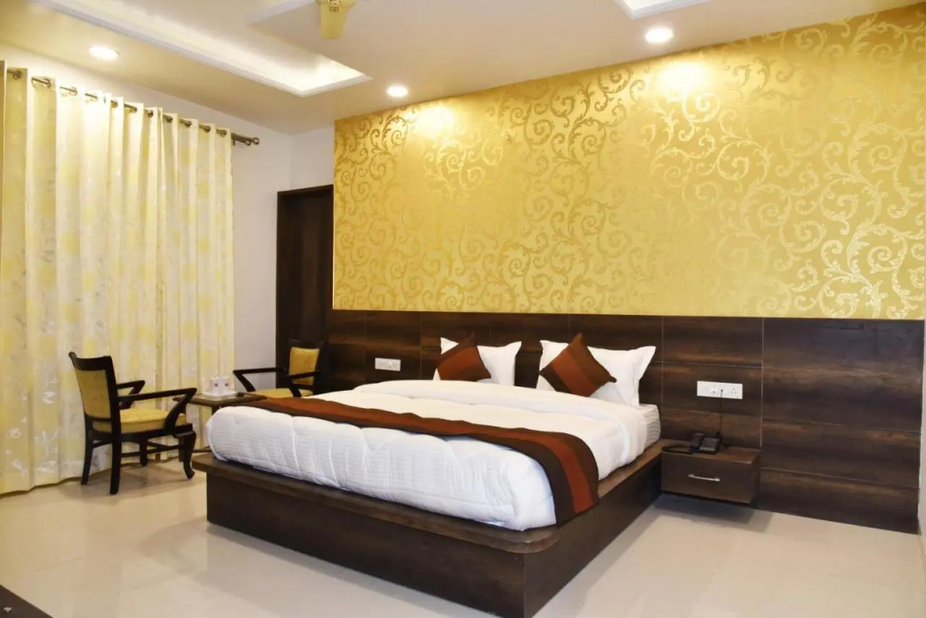Hotel Hollywood Heights near Railway station
