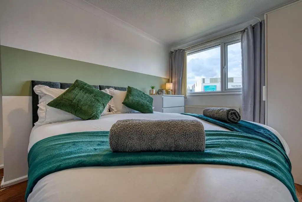 Contractor House near Birmingham City Centre HS2 BCU and ASTON University M6 Motorway Private Garden FREE Superfast WIFI
