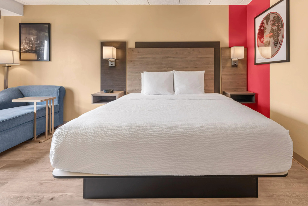Ramada by Wyndham Minneapolis Golden Valley