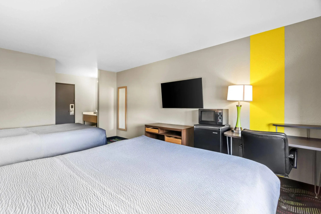 Super 8 by Wyndham Farmington