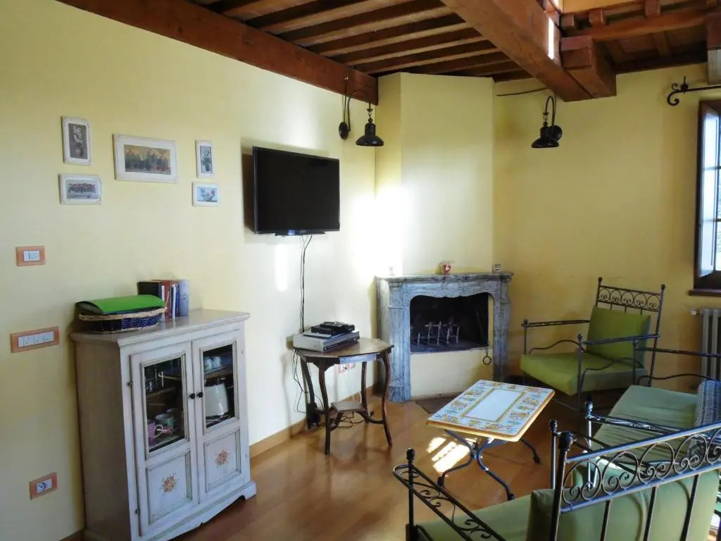 7 bedrooms villa with private pool enclosed garden and wifi at Loc Ramazzano Perugia