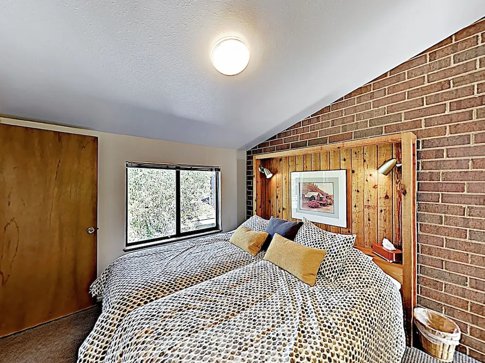 New Listing! Townhome W/ Sauna: Walk To Lifts 3 Bedroom Townhouse