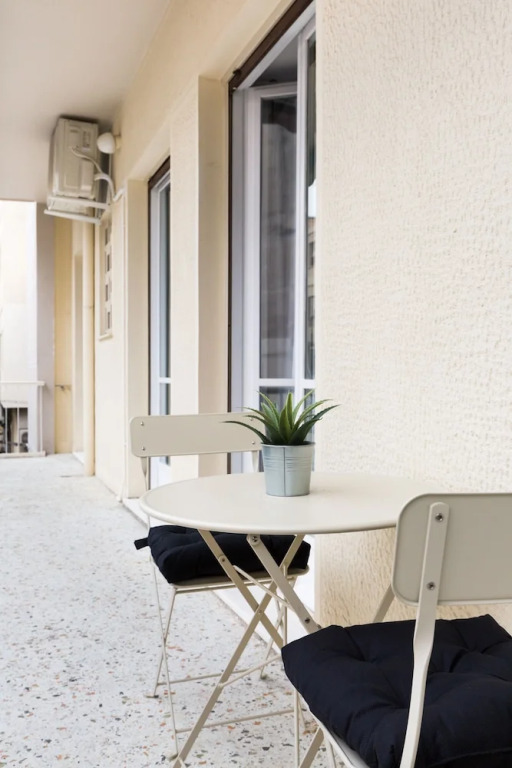 UPSTREET Acropolis Core Bright Modern Apt