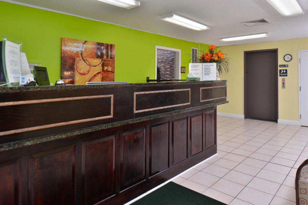Douglas Inn & Suites