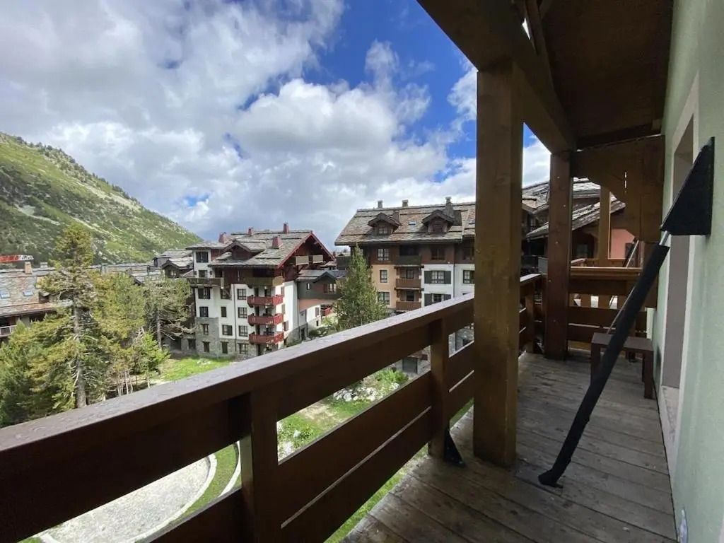 Stunning Mountain Views & Fireplace - 2 Bed, sleeps 8, Top Floor Duplex Apartment, Arc 1950
