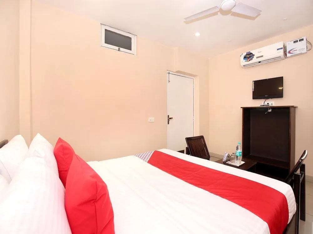 OYO 13037 Hotel Ambassador