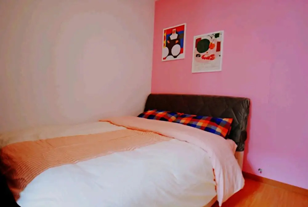 Avatar Gallery Large Queen Bed & High Rise View