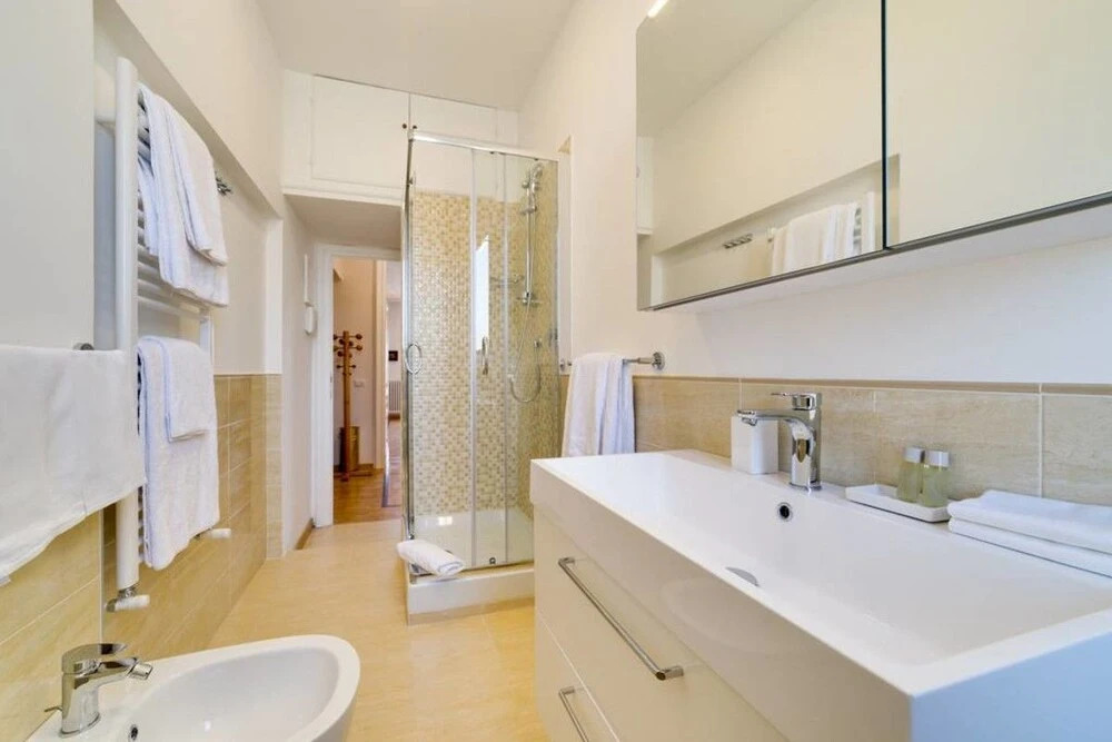 Luxurious 2bed 2bath Apartment Near the Colosseum!