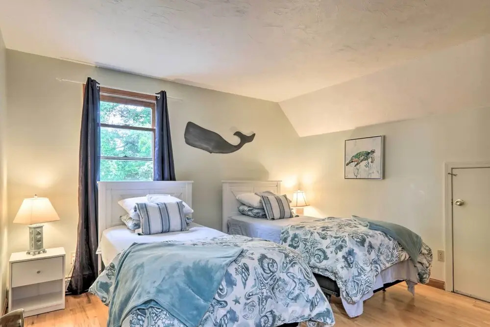 Walk to Main Street: Cozy Cottage in Hyannis