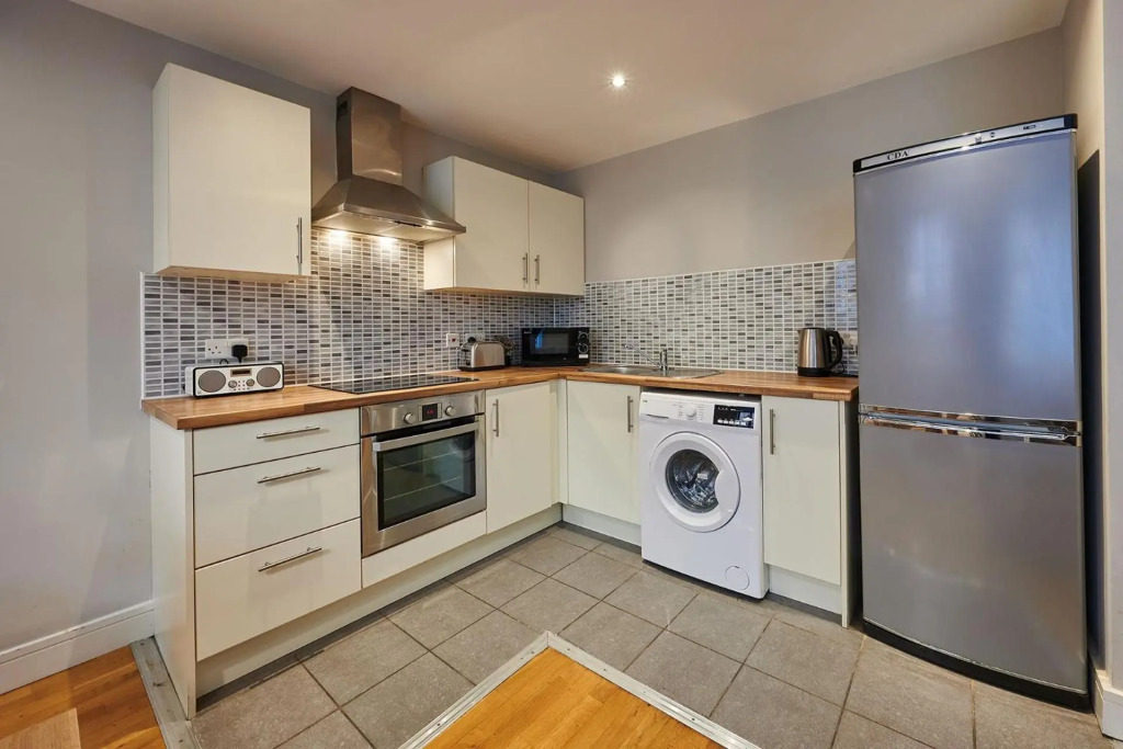 Beautiful Central 2 Bed Apt - L1s Doorstep